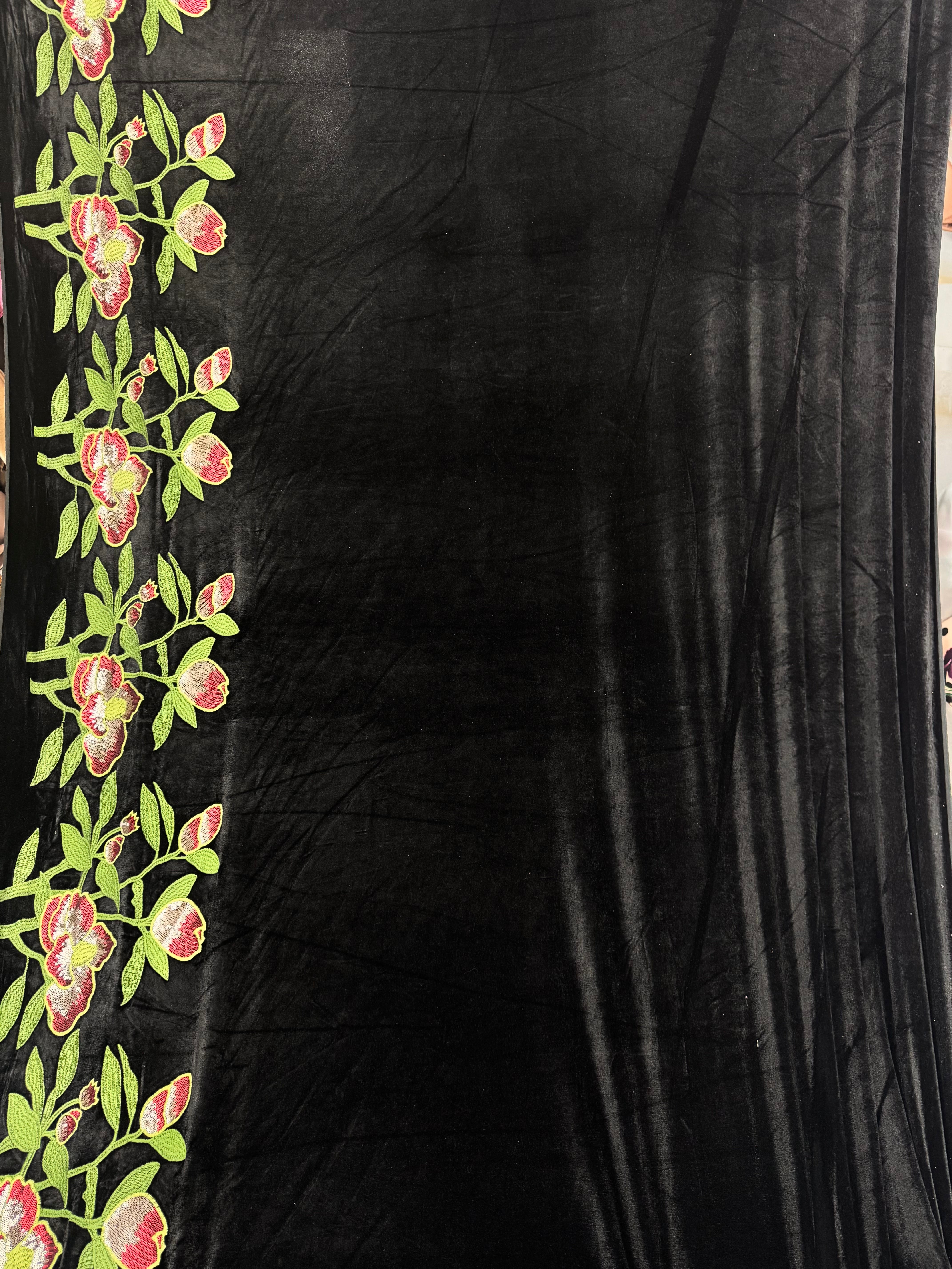 Catifea elastica cu broderie, Negru