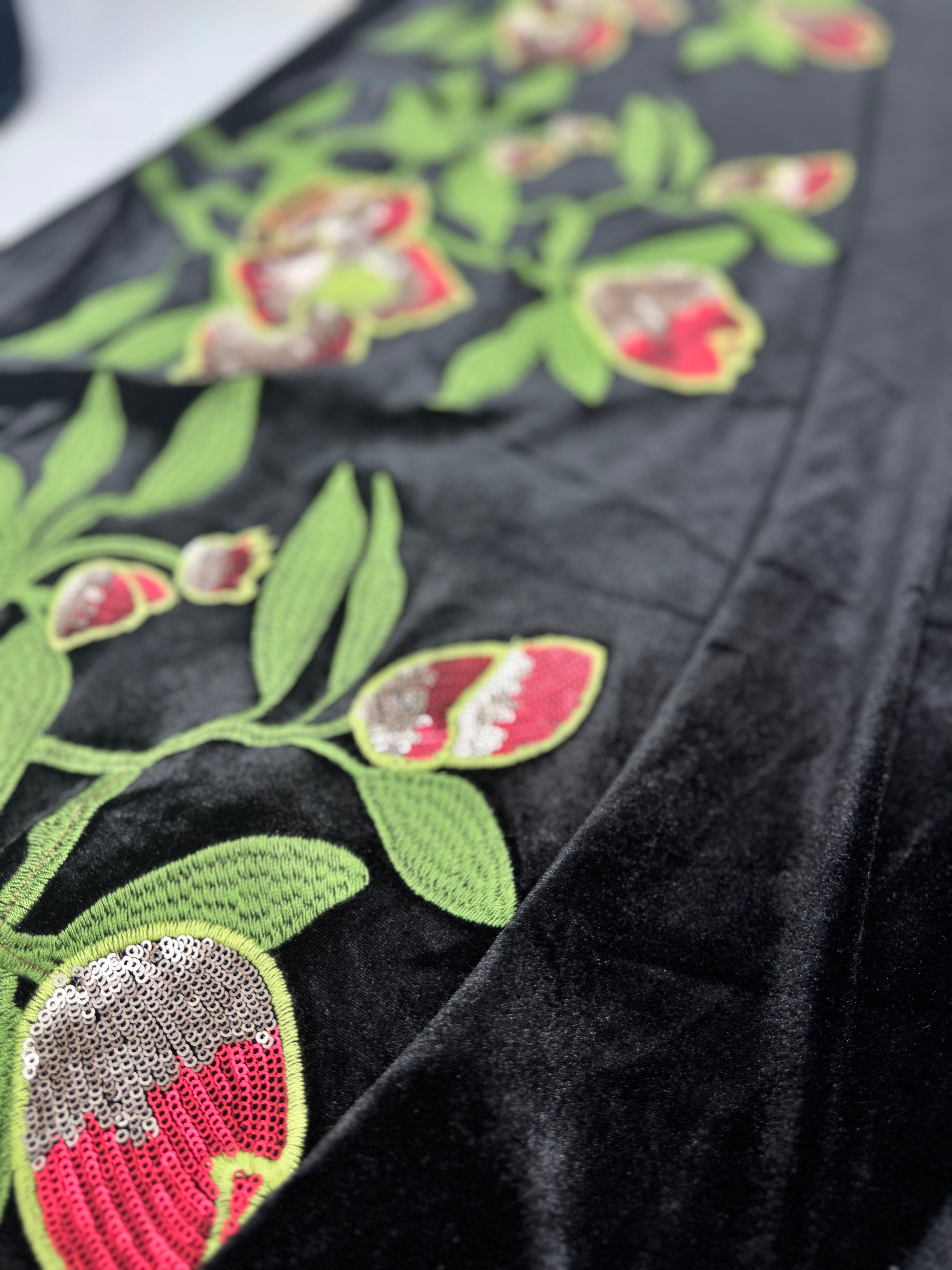 Catifea elastica cu broderie, Negru